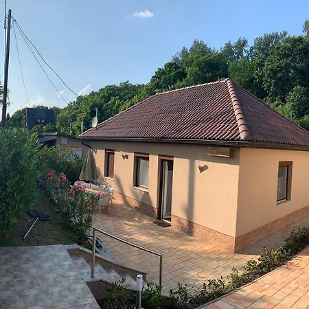 House Carlo Ponty Apartman Tass Kültér fotó